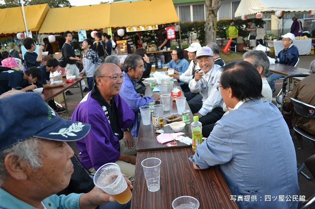 写真:お酒を飲みながら談笑する住民