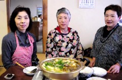 地元のおかあさんたちが腕をふるうニワダマ鍋