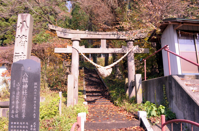 勝山越後の居城跡と伝わる八幡神社