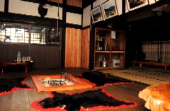 二又荘の内部。マタギの里の雰囲気にひたることができる