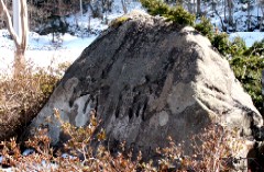 清流の字が穿たれた岩