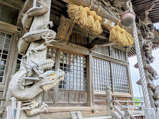 写真：神社境内の柱