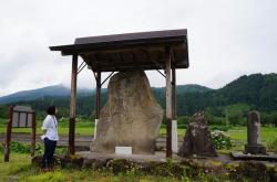 画像:横堀の板碑群