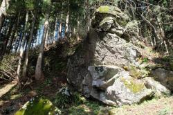 画像:熊野神社の磨崖碑（まがいひ）