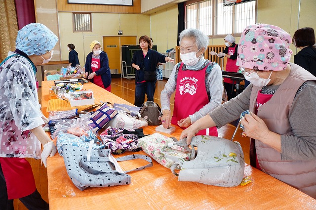 写真：笑顔のスタッフ