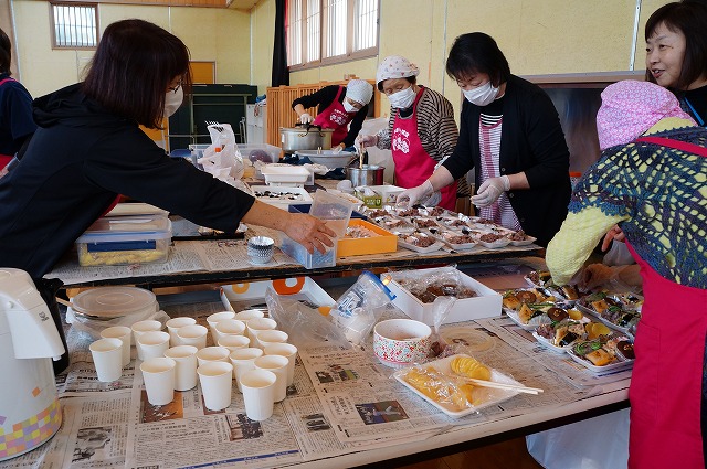 写真：料理の盛り付けづる人
