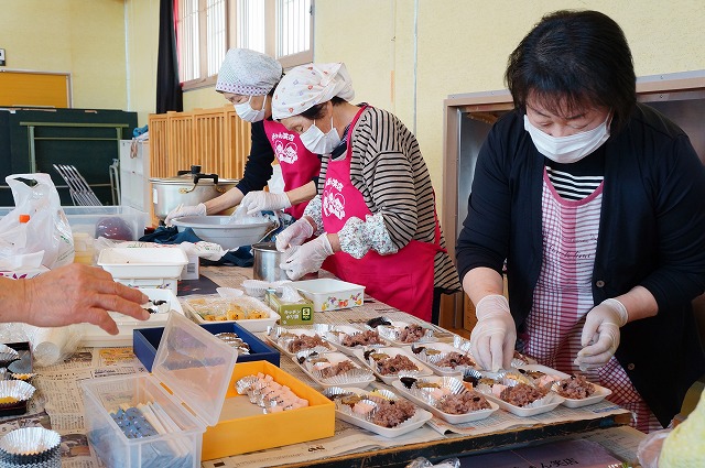 写真：料理の盛り付けづる人