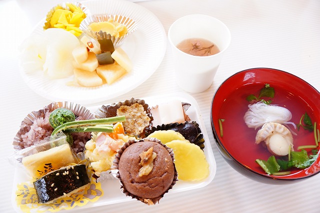 写真：盛り付けられた料理