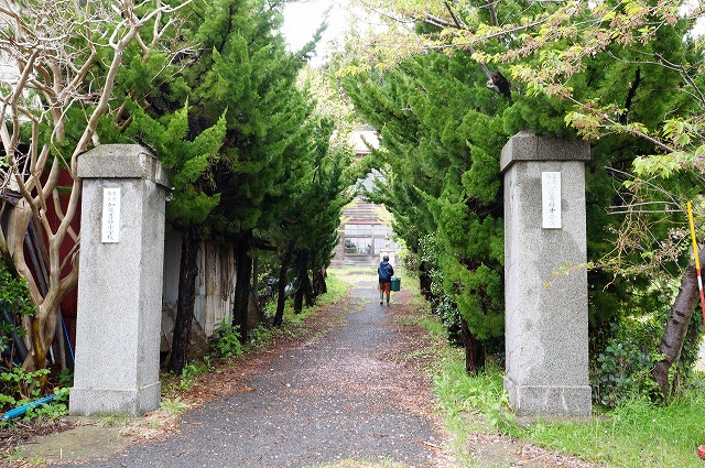 写真：旧小学校の門