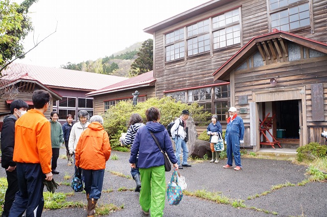 写真：小学校前に集まる人たち