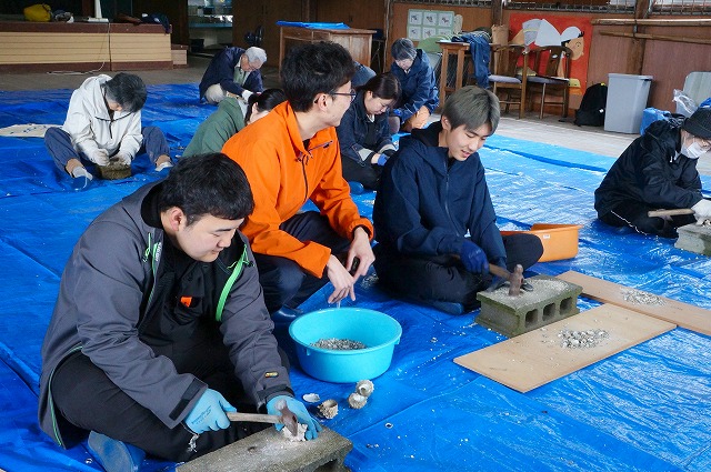 写真：貝殻砕き