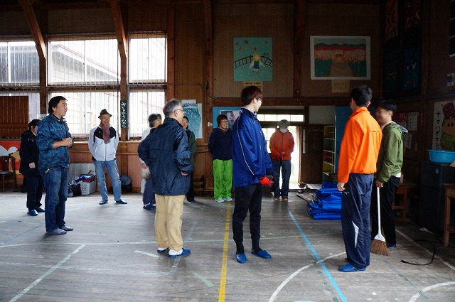 写真：輪になって話する人たち