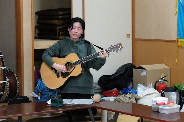 写真：歌を歌う女性