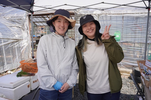 写真：ポーズをとる二人