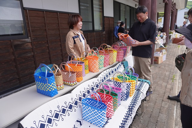 写真：かごバックを売る女性と客