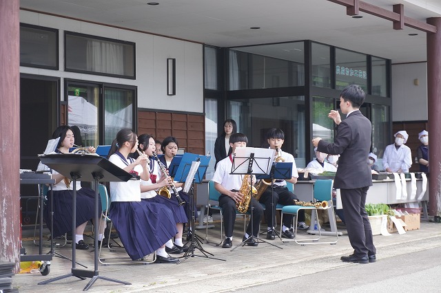 写真：鳥海中吹奏楽部の演奏