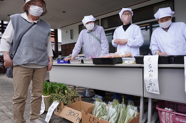 写真：加工品を売る女性たち