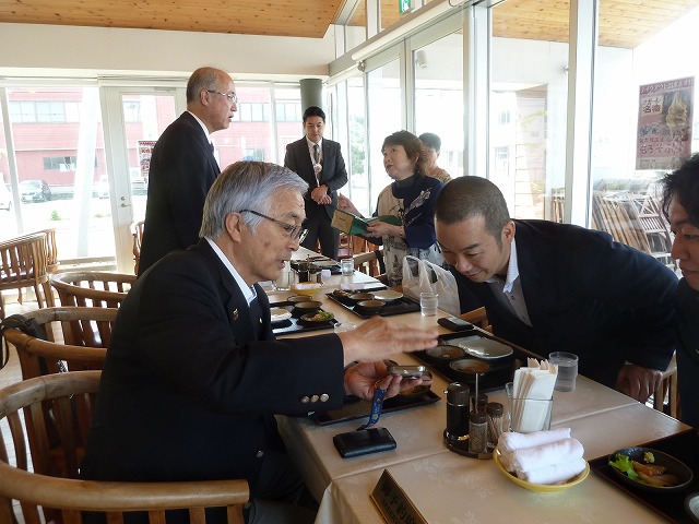写真：男鹿市長と岩本さん