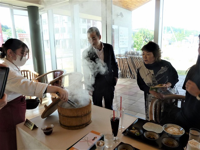 写真：石を鍋に入れる様子