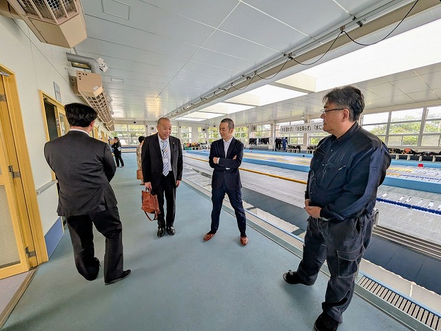 写真：海洋高校先生と話す岩本さん