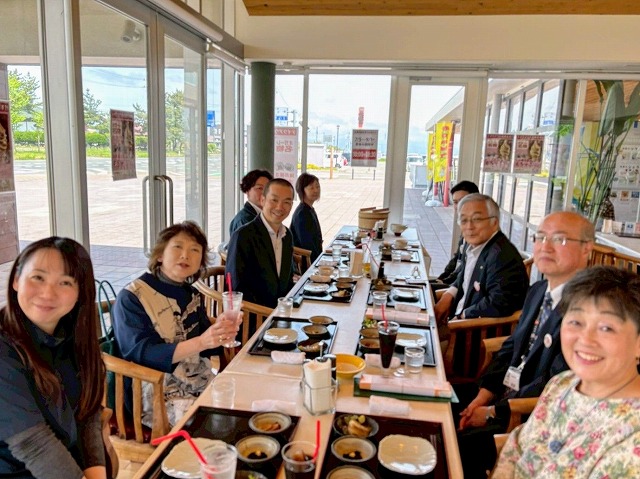 写真：食事会の様子