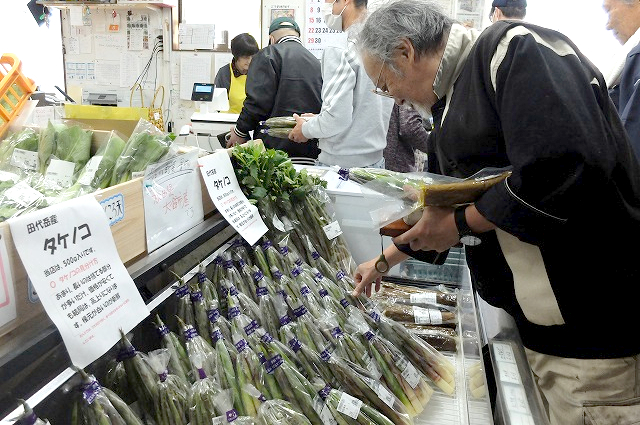 写真：根曲がり竹を買い求める人々