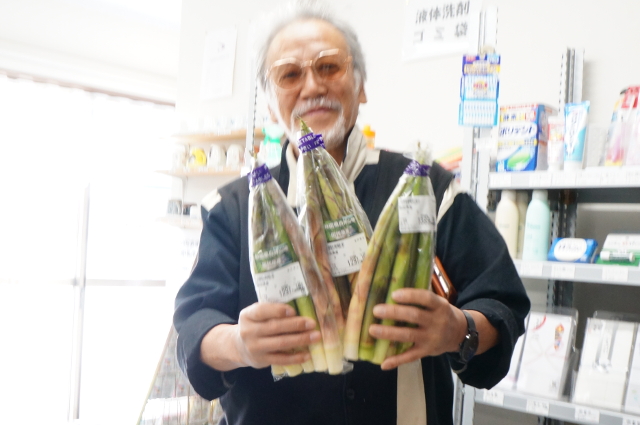 写真：タケノコを探しにきたお客さん
