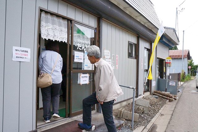写真：Storeたんひを訪れるお客さん