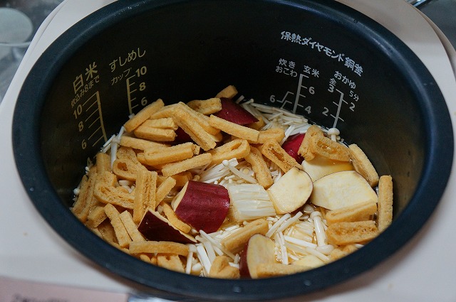 写真：炊き込みご飯の具が入った炊飯ジャー