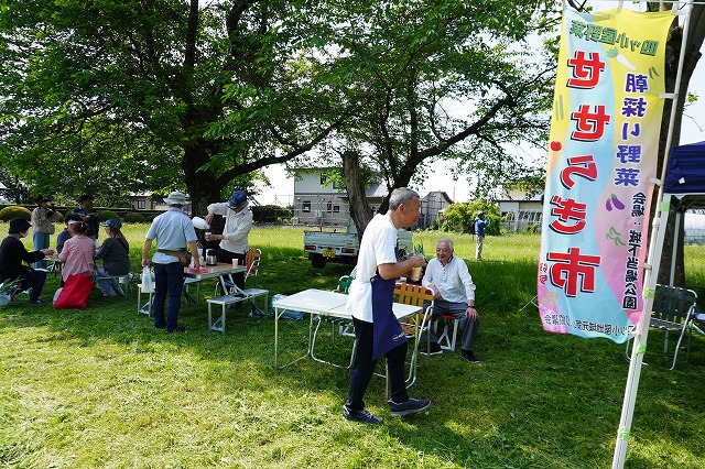 写真：休憩している人たち