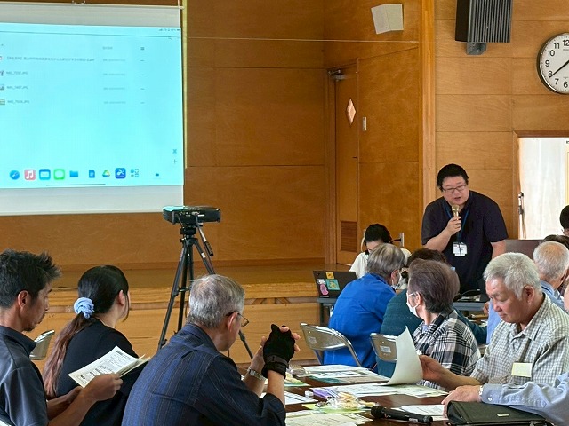 写真：事業説明を行う県職員