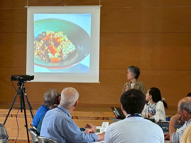 写真：スライドを見て説明する方