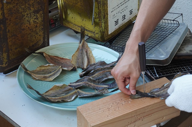 写真：魚に穴をあける作業