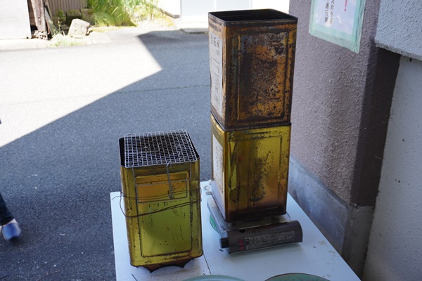 写真：燻製にするために使用する一斗缶