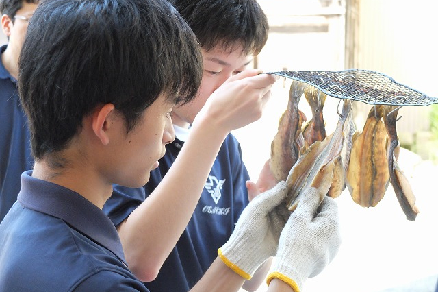 写真：いぶらされた魚