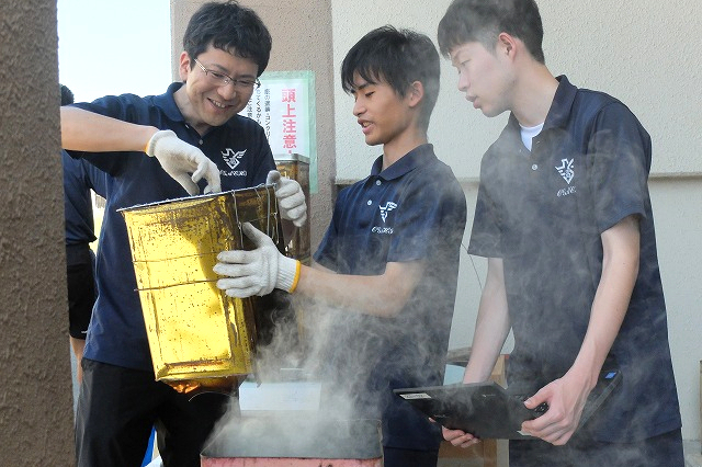 写真：いぶし具合を確認する生徒たち