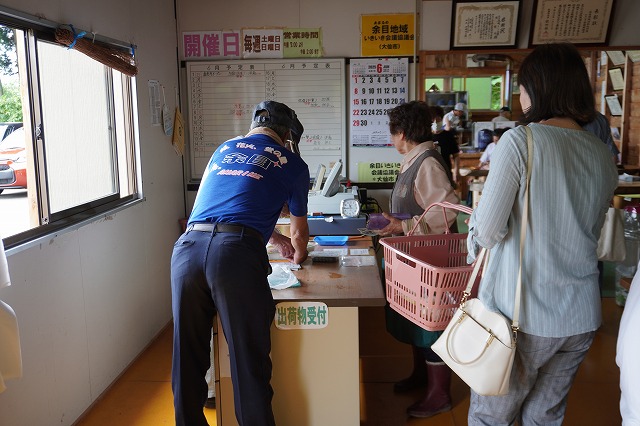 写真：直売所内の様子