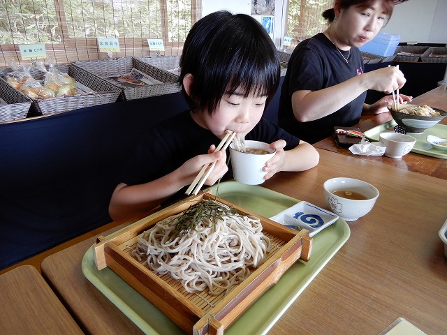 写真：ソバを食べる女の子