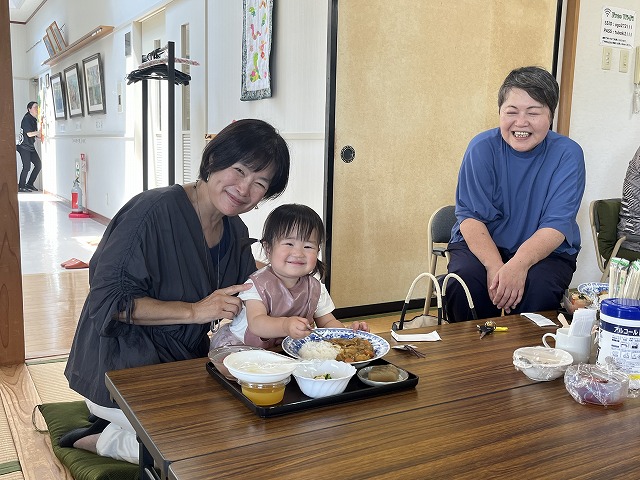 参加者が食事をしている様子