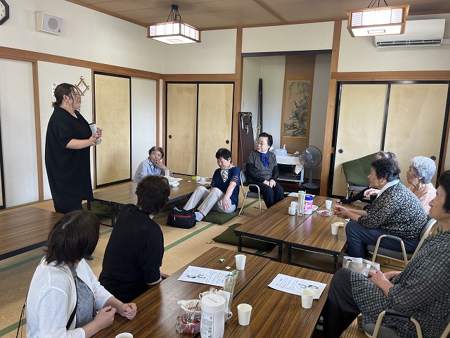 参加者へ挨拶している様子