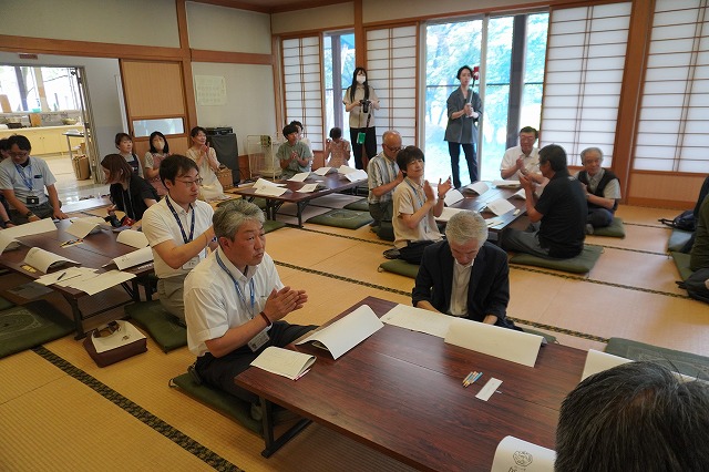 写真：試食会の様子