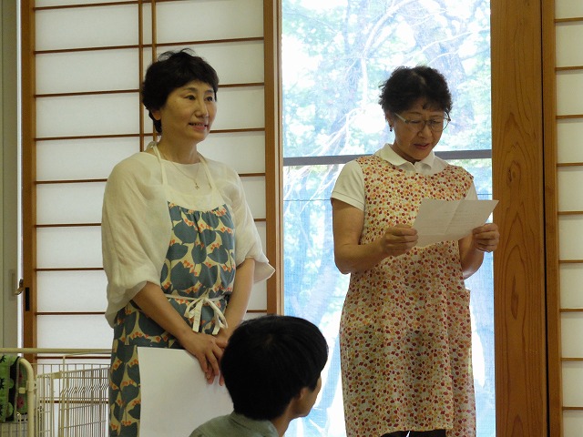 写真：カフェ担当者の説明