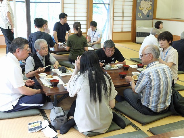 写真：食べてる様子