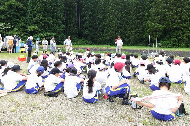 写真・児童が会長の話をきいているところ