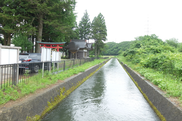 写真：保量神社の脇を通る仁井田堰