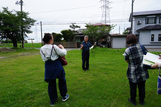 写真：伊藤事務局長に案内してもらう取材班