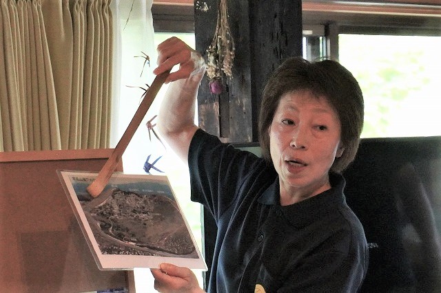 写真：ジオの説明する柴田さん