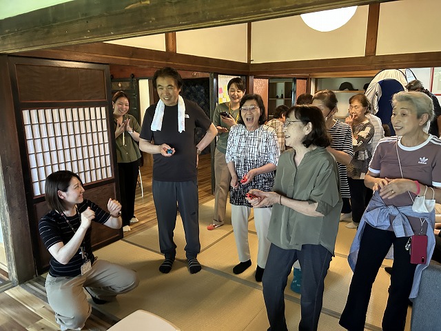 写真：喜ぶ参加者