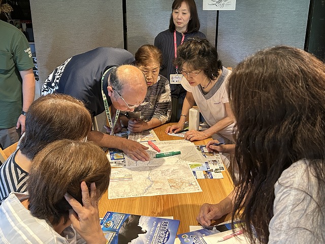 写真：地図をのぞき込む人々