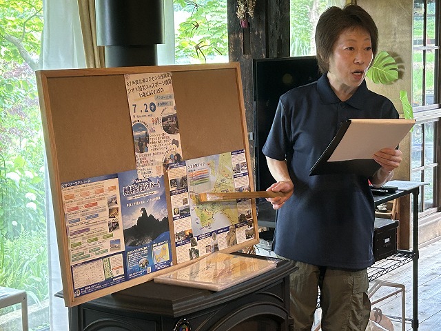 写真：ジオの説明をする柴田さん